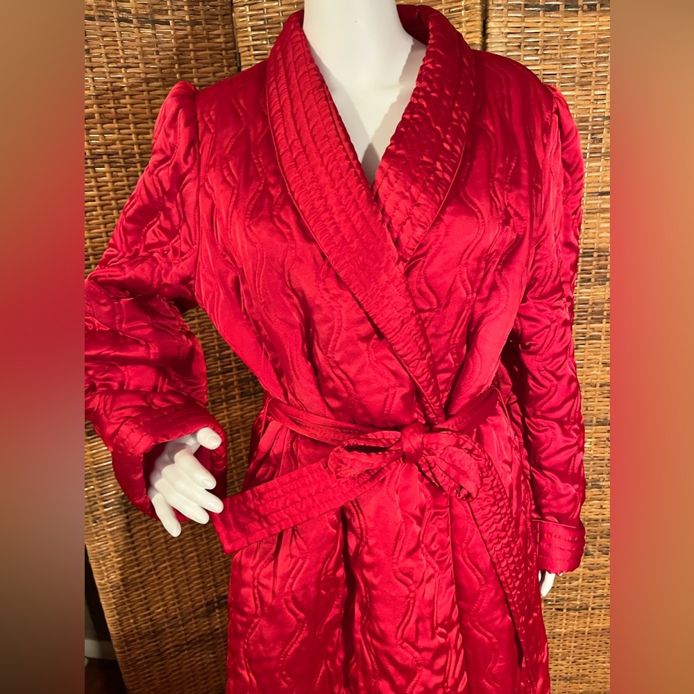 Lovely red quilted Neiman Marcus robe. Medium to large. - Picture 13 of 17